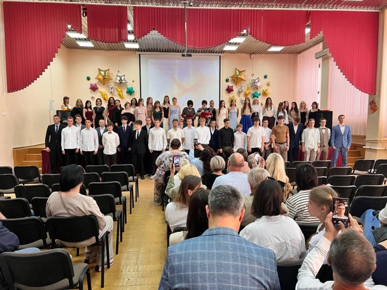 Торжественное вручение аттестатов..